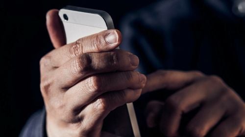 Un român aflat în pericol a contactat pe WhatsApp un număr la întâmplare pentru a cere ajutor. Ce a urmat e demn de un film