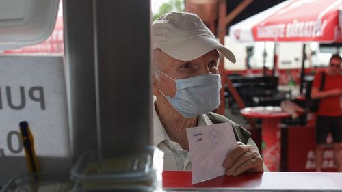 FOTOGALERIE Coadă la vaccinare & mici la Piața Obor din București