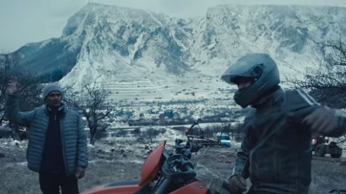 VIDEO: RMN, noul film al lui Cristian Mungiu difuzat în premieră la Cannes, întâmpinat cu critici elogioase și pronosticuri pentru Palme d’Or. Pelicula e inspirată din povestea muncitorilor din Sri Lanka alungați din satul Ditrău