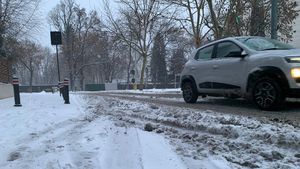 FOTO Prima zăpadă din acest an a prins Bucureștiul nepregătit / Bulevarde necurățate în nordul Capitalei