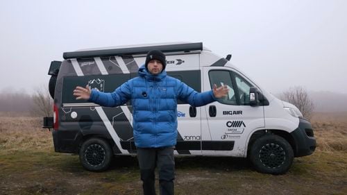 Un italian trăiește într-o rulotă 6 luni pe an: ”Călătoresc și sunt plătit pentru asta” / "O persoană obișnuită consumă 150 de litri de apă pe zi. Cu 100 de litri mă descurc timp de cinci zile”