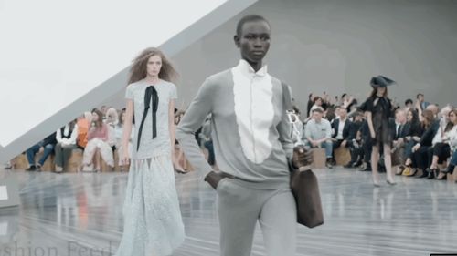 Dior sub semnul disonanței: debutul lui Jonathan Anderson transformă podiumul într-un laborator Loewe / O colecție fragmentată, cerebrală și lipsită de fluiditatea poetică a ADN-ului Dior, care marchează un început curajos, dar dezamăgitor pentru casa franceză