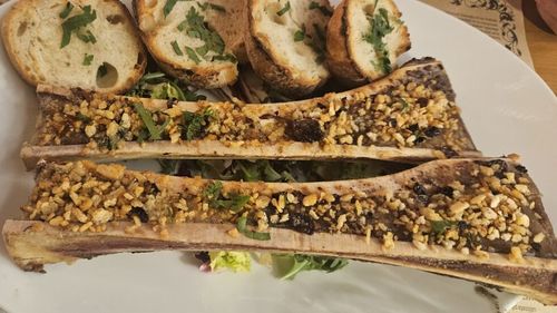 Rețetă gourmet: Măduvă de vită la cuptor / Un preparat simplu, dar spectaculos, gata în doar 20 de minute