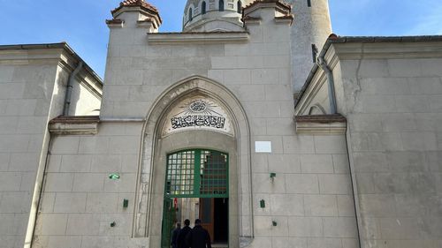 Ce găsesc în Constanța primii turiști străini sosiți în acest an, cu o navă de croazieră elvețiană: majoritatea monumentelor istorice și a clădirilor simbol din oraș sunt în paragină sau încă în reparații