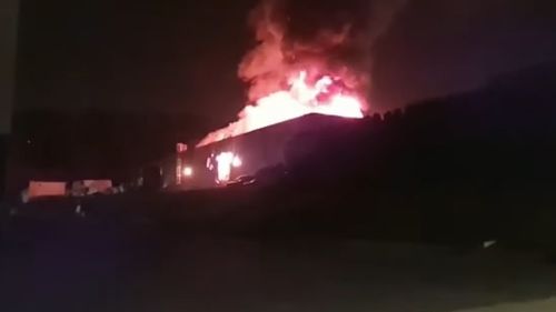 VIDEO Incendiu puternic la o hală din parcul industrial Tetarom din Cluj-Napoca/ Au fost chemate în sprijin autospeciale de pompieri din Sălaj şi Alba