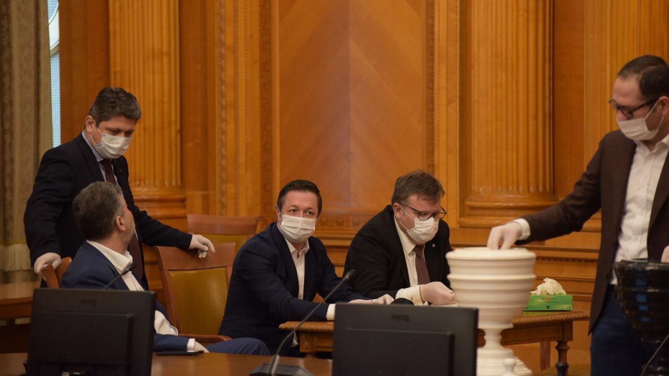 The coronavirus paradox in Romanian politics: opposition votes new government as ministers, supporting party are forced to stay isolated / President announces state of emergency starting next week