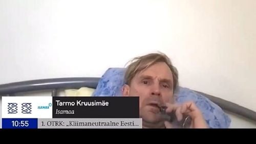 VIDEO Riscurile muncii de acasă: Un parlamentar din Estonia stă relaxat în pat, fumează și ascultă muzică în timp ce este invitat să intervină la o dezbatere din Parlament pe tema schimbărilor climatice
