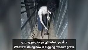 Premierul Netanyahu, consternat de cele mai noi înregistrări video ale teroriștilor Hamas cu ostatici israelieni foarte slăbiți / Unul dintre ei își sapă groapa și spune că va muri în curând pentru că nu mai rezistă