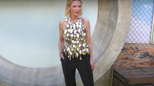 Cate Blanchett a purtat un top realizat din peste o sută de linguri, la un eveniment în Los Angeles