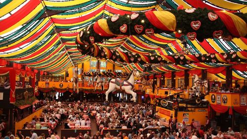 Festivalul berii Oktoberfest de la München revine după doi ani de pandemie COVID-19/ Festivalul a mai fost întrerupt în timpul epidemiilor de holeră