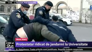 VIDEO Un participant la protestul organizat de AUR în București a fost reținut de jandarmi pentru că nu purta mască
