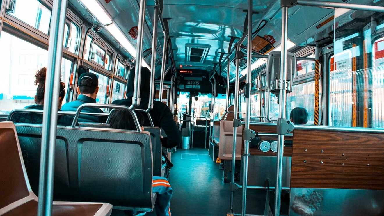 Proiectul privind sumele forfetare pentru transportul elevilor “nu e soluția ideală”, spune Consiliul Elevilor, care arată abonamente cu preț dublu față de sumele ce pot fi decontate / CNE: Subiectul - eliminat din discuții programate luni la Ministerul Educației
