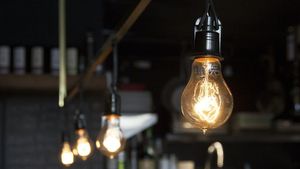 Primele sancțiuni după liberalizarea pieței de energie electrică. ANRE a amendat patru furnizori cu două milioane de lei