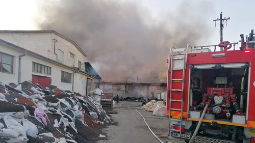 UPDATE Arde o hală din Buzău unde sunt depozitate deșeuri din plastic/ Incendiul se întinde pe cel puțin 3000 mp/ A fost emis mesaj RO-Alert/ Flăcările sunt violente și se înregistrează degajări mari de fum