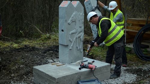 Izvoare amenajate pe traseul Via Transilvanica: Sunt o utilitate, dar și adevărate opere de artă inspirate din deja iconicele borne kilometrice de andezit