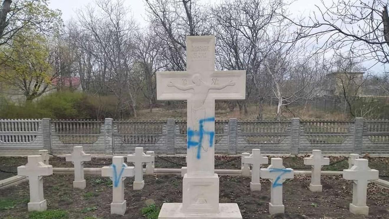 Vandalizarea Cimitirului eroilor de la Fălești: „Un act iresponsabil, barbar şi criminal”, transmite ambasadorul Republicii Moldova la București, Victor Chirilă