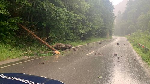 Bucăți de stâncă, căzute pe carosabil în județul Bistrița-Năsăud, pe drumul dintre Colibița și Bistrița Bârgăului