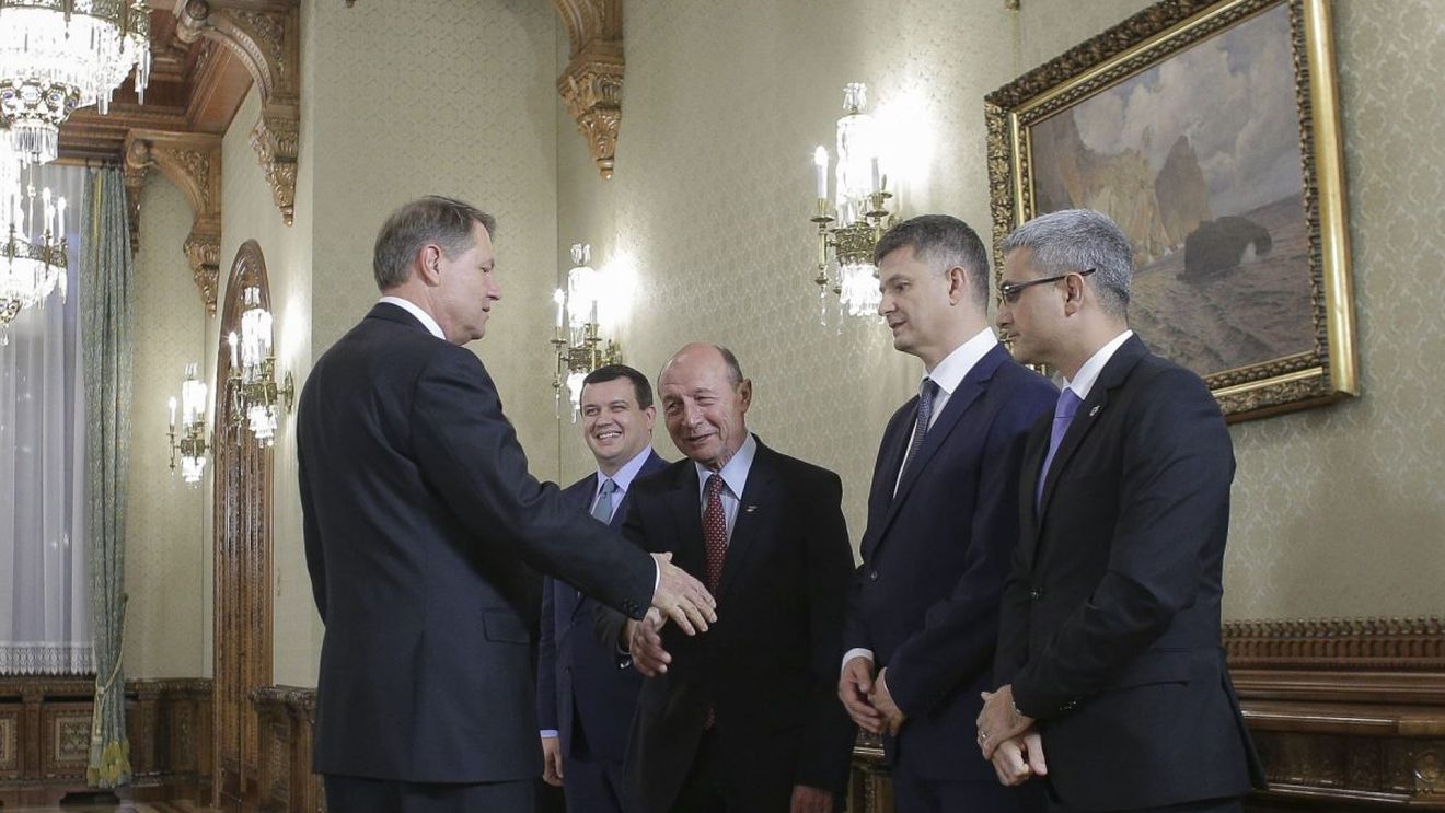 SURSE PMP a decis fuziunea prin absorbție cu PNL / Băsescu, în partidul lui Iohannis, pe cale să redevină coleg cu Boc și Blaga