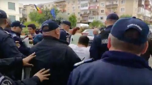 VIDEO Jandarmii i-au luat cu duba pe toți protestatarii care manifestau la Topoloveni în timpul unei vizite electorale a lui Liviu Dragnea / Replica unui jandarm întrebat de un protestatar de ce pune mâna pe el: ”De-al dracu!”