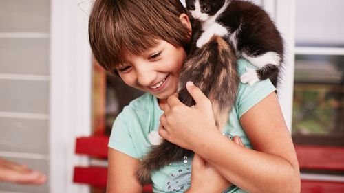 Animalele ne fac mai buni? Copiii care cresc alături de animale devin mai empatici, mai iubitori și adulți mai echilibrați / Interviu exclusiv cu psihologul Cosmin Badea