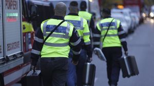 Anchetatorii nu pot intra în zona în care s-a produs explozia blocului din Rahova, din cauza riscului de prăbuşire şi folosesc nacele şi drone pentru a obţine imagini. Zeci de persoane, audiate