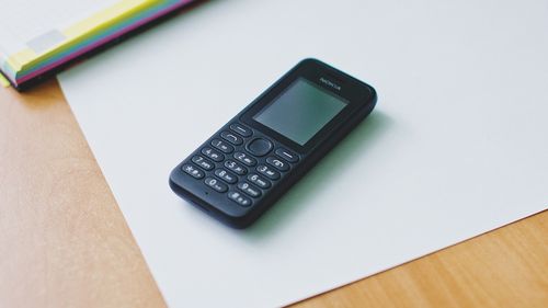 Ce este un „telefon prost” și de ce le cumpără atât de mulți tineri?