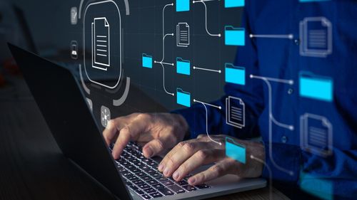 Un tânăr din Bucureşti, cercetat penal după ce a contractat două credite pe numele iubitului pe care-l racolase pe un site de întâlniri pentru persoane gay / Pentru a-i câştiga încrederea s-a dat drept avocat