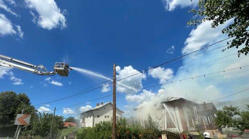 Acoperişul unei case a luat foc de la generatorul panourilor fotovoltaice montate pe casă