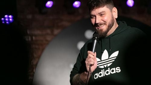 Celebrul comediant Micutzu va face un show de stand-up despre altercația din centrul vechi, în urma căreia procurorii l-au pus să facă o lună de muncă în folosul comunității ca să scape de urmărirea penală