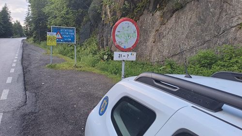 Circulaţia rutieră a fost reluată alternativ, pe un sens, pe Transfăgărăşan / Zona s-a aflat sub avertizare cod portocaliu de vreme rea