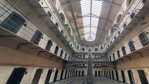 Peste 30.000 de deținuți și angajați din penitenciarele americane, depistați cu coronavirus
