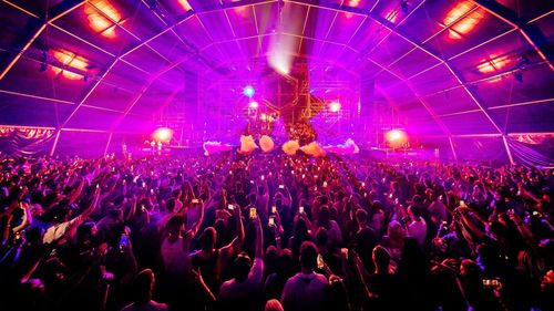 Prima noapte la Saga Festival: Au participat circa 35.000 de persoane/ 5 au intrat în stop cardiac, pozitive la testul antirog/ O persoană a decedat / Zeci de apeluri la 112 din cauza volumului muzicii