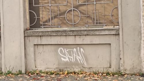 Cuvântul „Satan”, scris cu vopsea pe gardul sinagogii din Galați / Președintele Comunității Evreilor: Nu vreau să fac o legătură cu alegerile prezidențiale, dar este foarte posibil / Poliția a deschis dosar penal