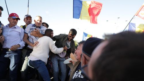 VIDEO Scandal uriaș între George Simion și Diana Șoșoacă la protestele paralele/ Liderul partidului extremist AUR și senatoarea s-au huiduit și acuzat reciproc că au confiscat evenimentul/ La manifestația împotriva Guvernului, începută acum trei zile, au participat doar 4000 de oameni, în pofida mediatizării intense