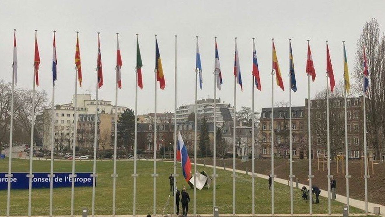 VIDEO Moment simbolic: steagul Rusiei coborât de pe catarg la Consiliul Europei după excluderea țării