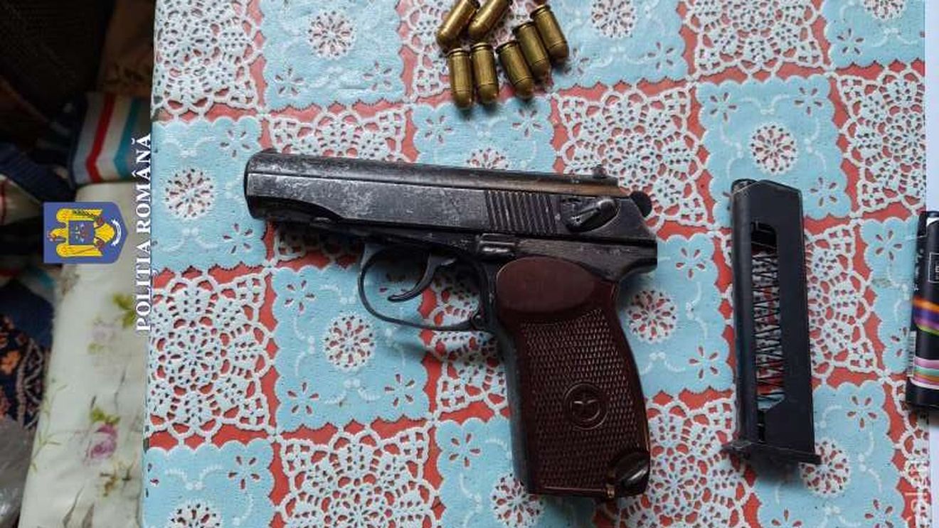 Un bărbat de 83 de ani din Arad, acuzat că l-ar fi amenințat cu pistolul pe un tânăr din gelozie