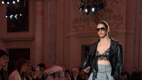 Dualitae redefinește feminitatea prin contrast și control la Mercedes-Benz Bucharest Fashion Week