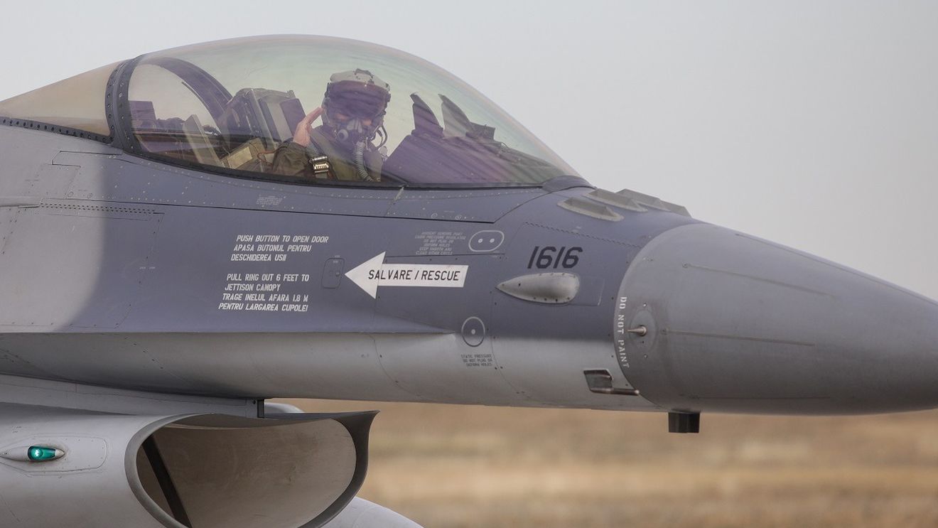 Trei aeronave F-16 achiziţionate de România din Norvegia au sosit la Câmpia Turzii