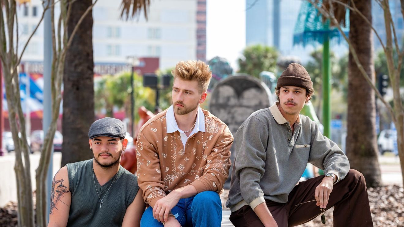 Dadcore: cum a transformat moda garderoba „tatălui din anii ’90” în una dintre cele mai influente estetici ale momentului