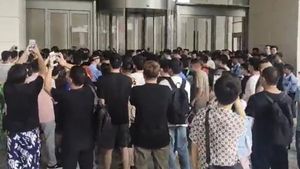 Revolta micilor comercianți din China împotriva Temu, rivalul Amazon / Proteste după ce au primit amenzi considerate nedrepte aplicate de gigantul comerțului online și reținerea banilor pentru bunuri deja vândute