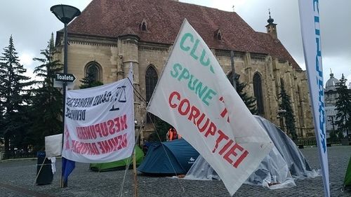 VIDEO Cluj: Protestatari în corturi. Vor să rămână în Piața Unirii până cade Guvernul
