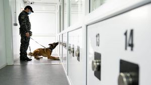 Lucian Bode anunţă că Centrul Chinologic de la Sibiu instruieşte câini pentru detectarea persoanelor infectate cu virusul SARS-Cov-2