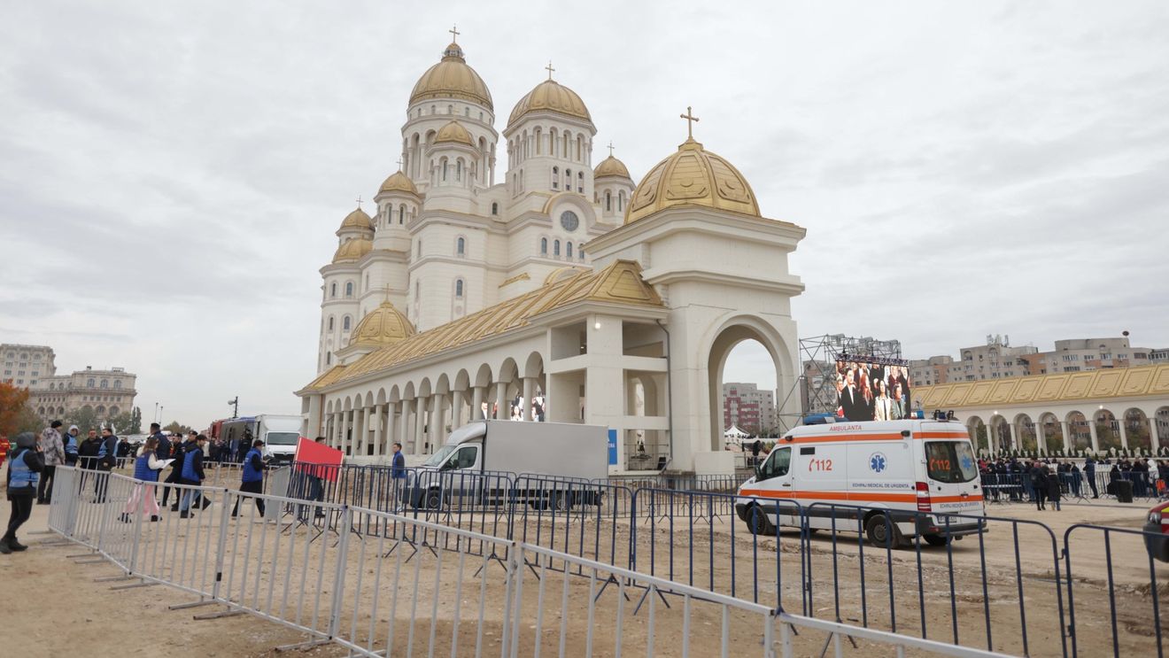 Intervenție a jandarmilor la Catedrala Națională: închiderea temporară a accesului la 5 dimineața, pe intrarea principală, a provocat tensiuni / Era nevoie pentru efectuarea curățeniei