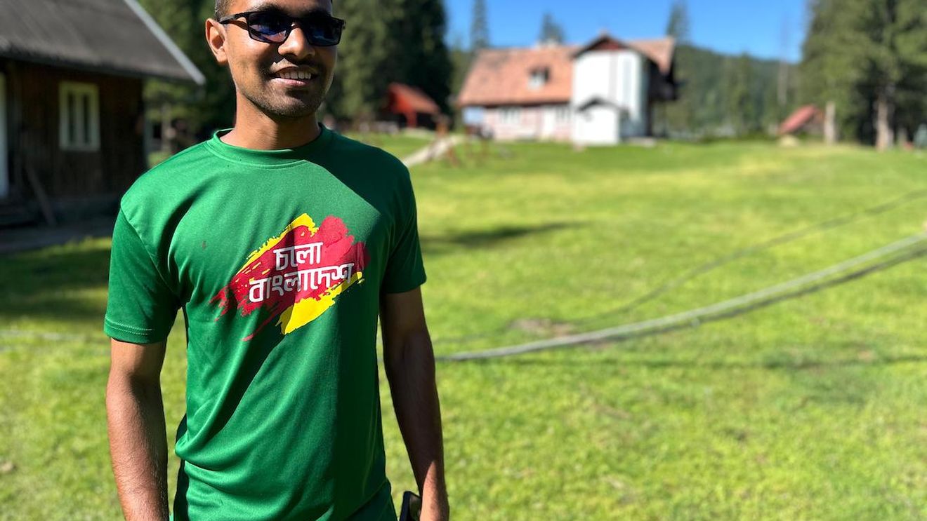 Cabana Crăciuneasa din Mărginimea Sibiului te întâmpină cu Roni, băiatul din Bangladesh / „Am învățat româna cu ajutorul telefonului și al oamenilor care vin la cabană”