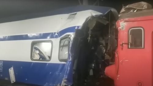 După accidentul feroviar din Galați, dosar penal pentru distrugere sau semnalizare falsă, ucidere din culpă şi vătămare corporală din culpă / Ceasul vitezometrului locomotivei a rămas blocat la poziţia 75 km/oră, după impact