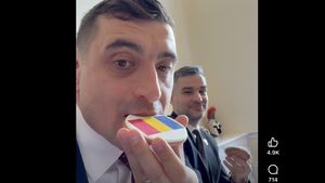 Simion bagatelizează scena tăierii tortului Groenlandei, revenind mâncând un fursec colorat în steagul României: „We may have a problem in the Romanian Parliament”