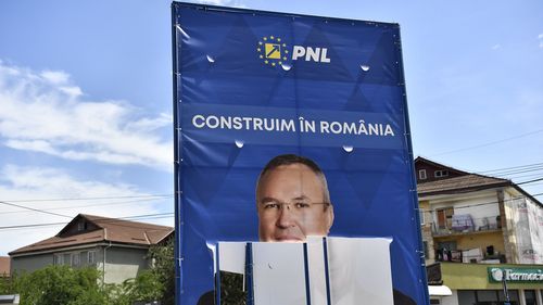 VIDEO Nicolae Ciucă și-a lansat campania de prezidențiabil cu panouri publicitare pe autostrăzi și clipuri video promovate pe net. Mesajul e construit în jurul familiei, tradițiilor, bisericii și armatei