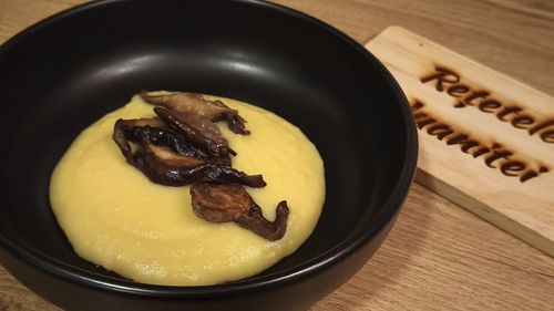 Ciulama de ciuperci preparată cu făină de mălai/ Ciulama și mămăligă 2 în 1