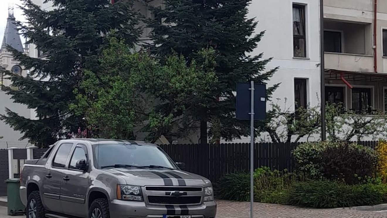 EXCLUSIV / Șeful Inspecției Fiscale din Iași ar fi condus timp de patru ani un Chevrolet de 6.000 cmc scutit de impozit / Mașina era înmatriculată pe numele tatălui său de 86 de ani, care are permisul expirat din 2023 și handicap grav / Este și auditor financiar la firme controlate de fiul său