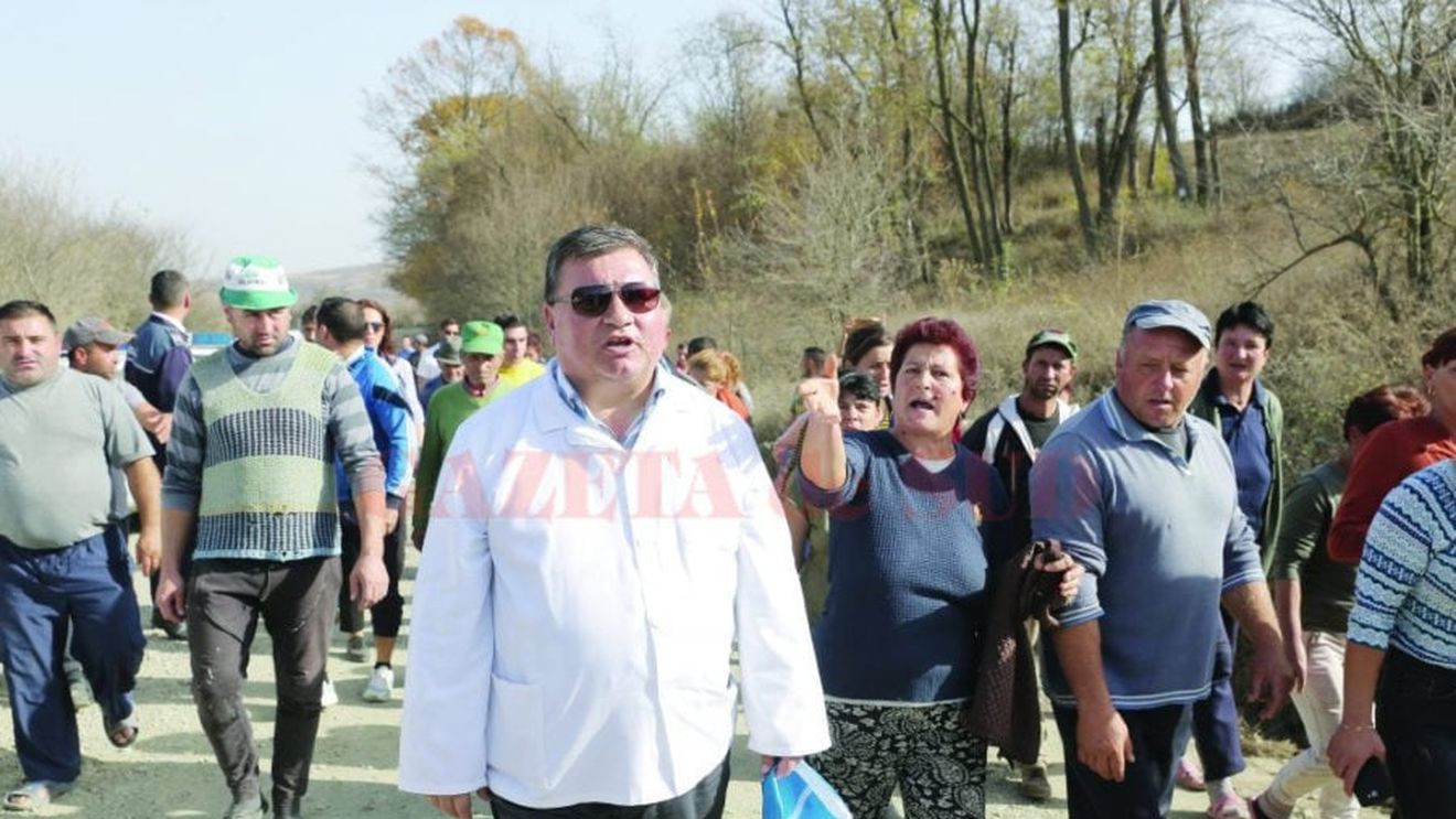 VIDEO Revolta oltenilor în fața pestei porcine: Oamenii au făcut zid la intrarea în sat şi au interzis accesul autorităţilor în curţile lor / „Nu vă las să îmi luaţi bucătura de la gură!“